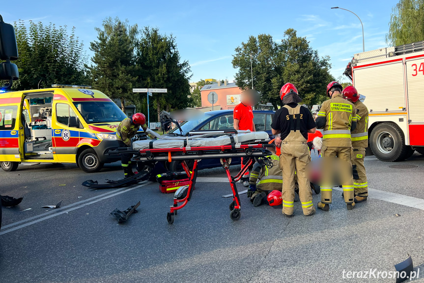 Zderzenie motocyklisty z osobówką w Krośnie