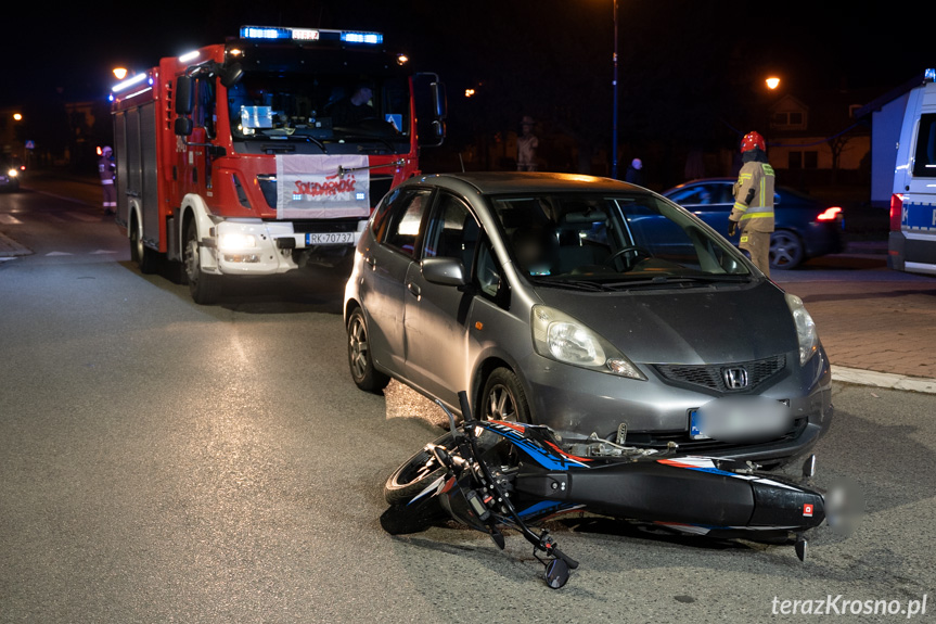 Zderzenie motorowerzysty z samochodem w Korczynie