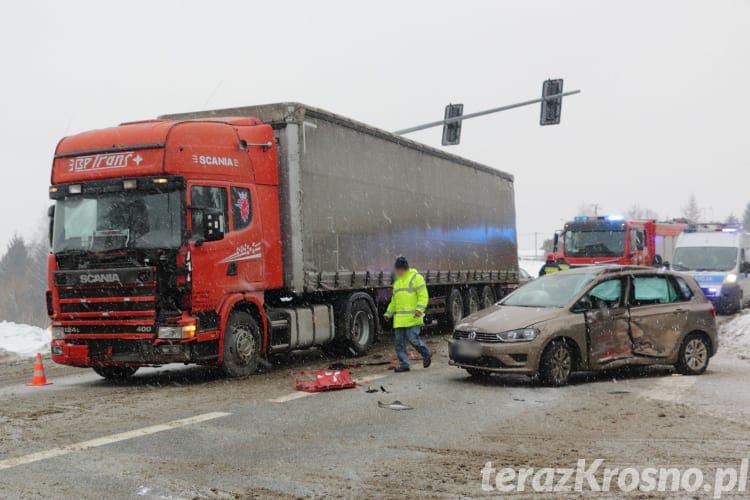 Zderzenie osobówki i tira w Krośnie