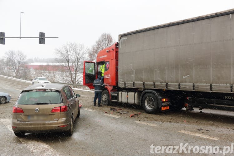 Zderzenie osobówki i tira w Krośnie