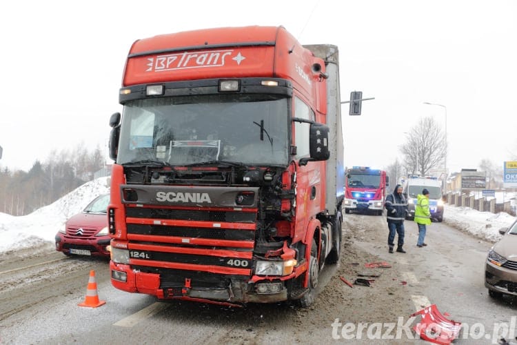 Zderzenie osobówki i tira w Krośnie