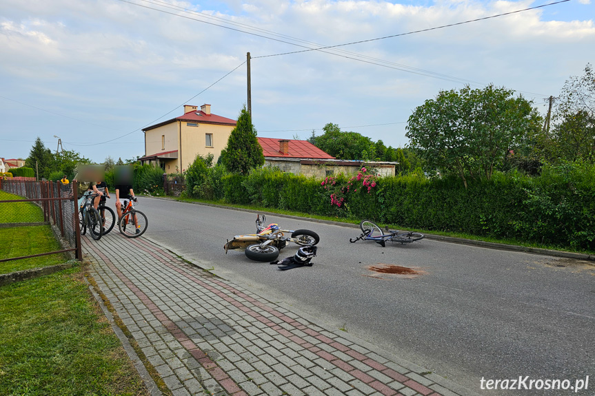  Zderzenie rowerzysty z motocyklistą w Pustynach