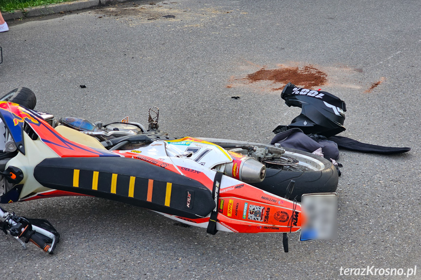  Zderzenie rowerzysty z motocyklistą w Pustynach