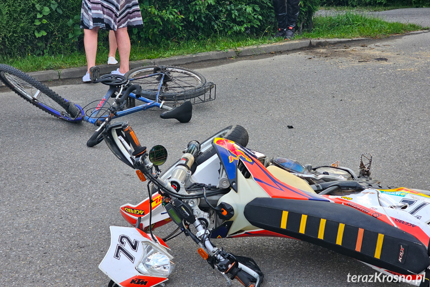  Zderzenie rowerzysty z motocyklistą w Pustynach