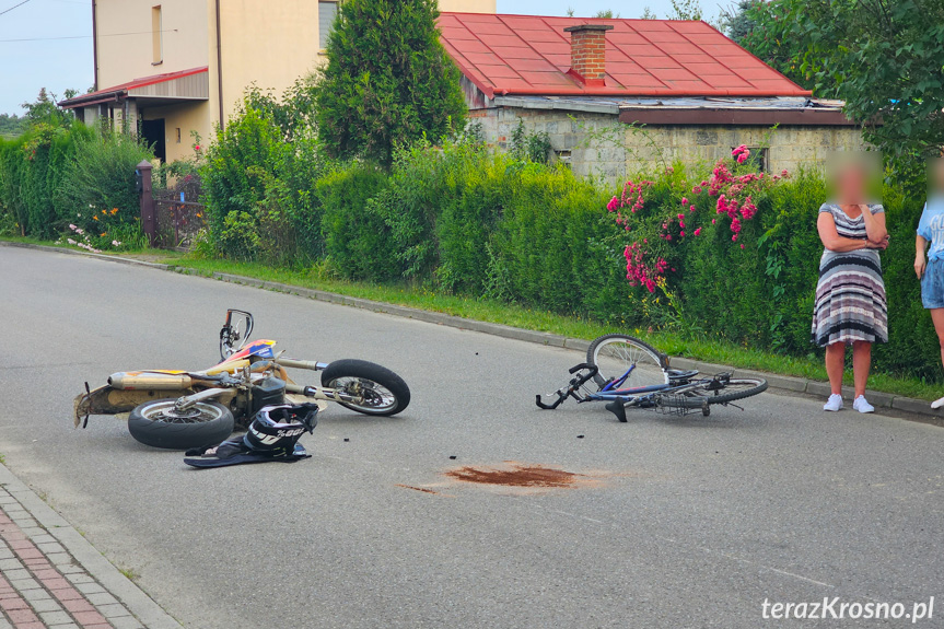  Zderzenie rowerzysty z motocyklistą w Pustynach