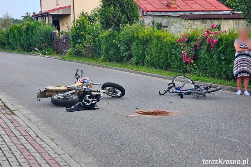  Zderzenie rowerzysty z motocyklistą w Pustynach