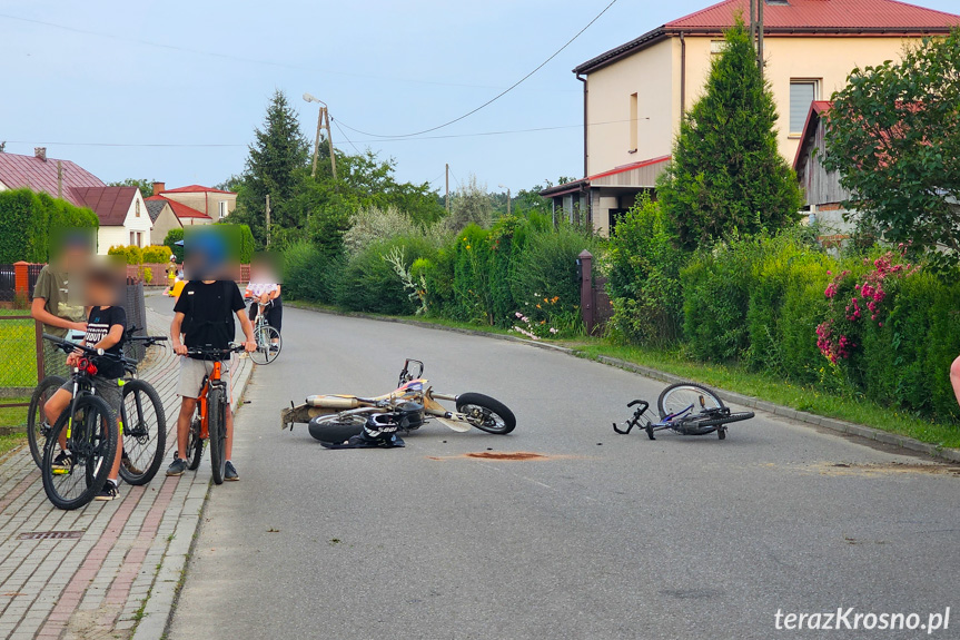  Zderzenie rowerzysty z motocyklistą w Pustynach