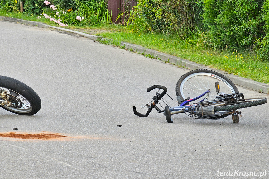  Zderzenie rowerzysty z motocyklistą w Pustynach