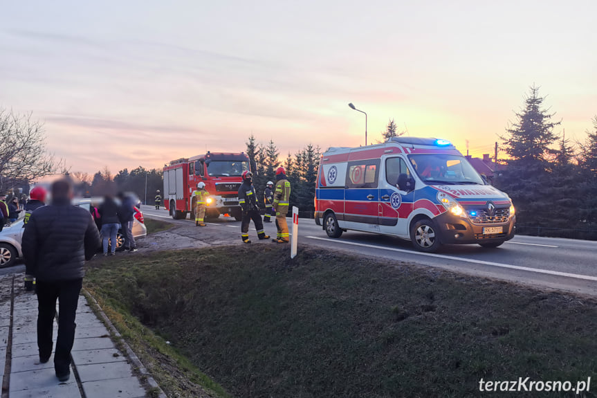 Zasnęła za kierownicą, uderzyła w przepust