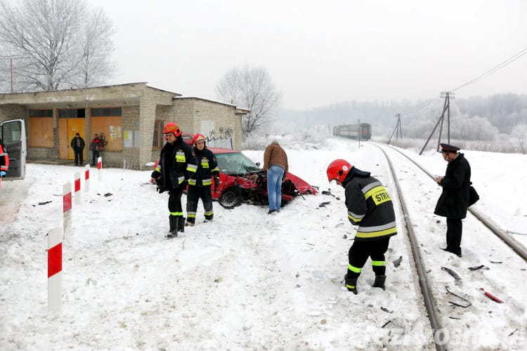 Zderzenie samochodu i pociągu w Jedliczu