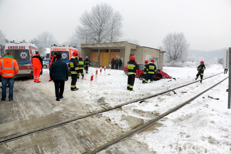 Zderzenie samochodu i pociągu w Jedliczu