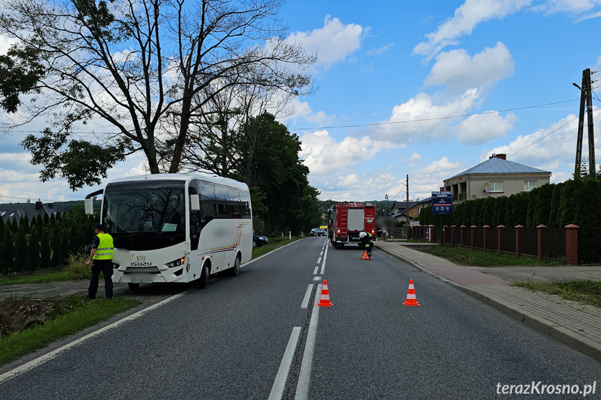 Zderzenie samochodu osobowego z autobusem w Nowym Żmigrodzie