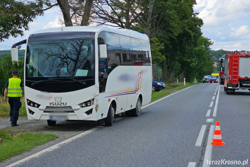 Zderzenie samochodu osobowego z autobusem w Nowym Żmigrodzie