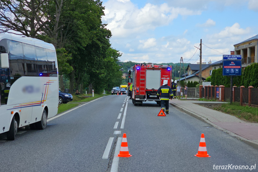 Zderzenie samochodu osobowego z autobusem w Nowym Żmigrodzie