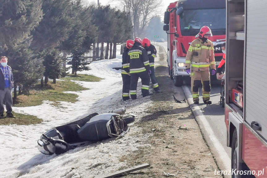 Zderzenie samochodu osobowego ze skuterem w Bajdach