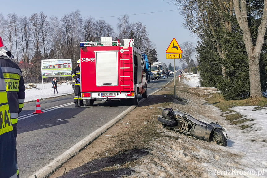 Zderzenie samochodu osobowego ze skuterem w Bajdach