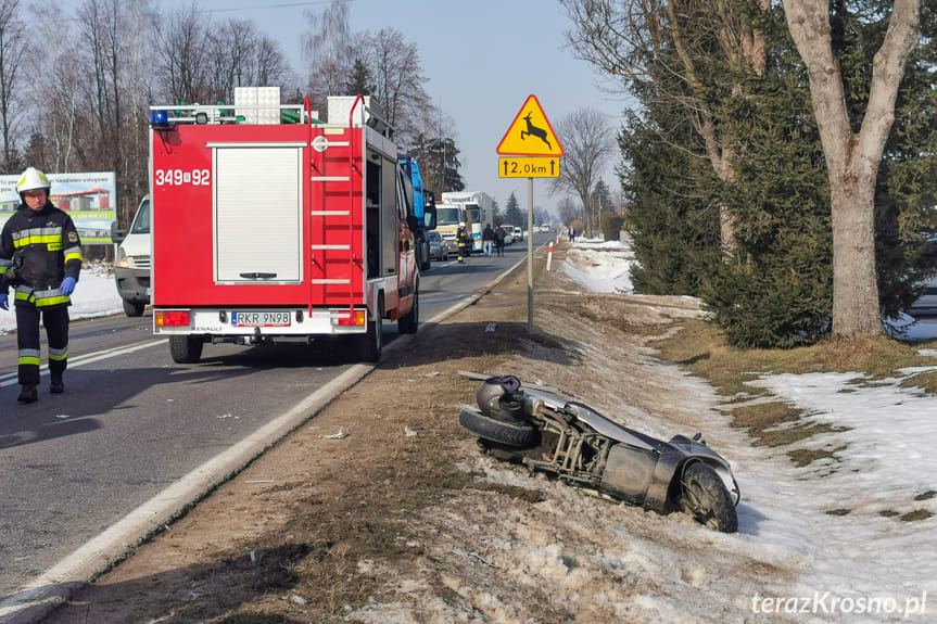 Zderzenie samochodu osobowego ze skuterem w Bajdach