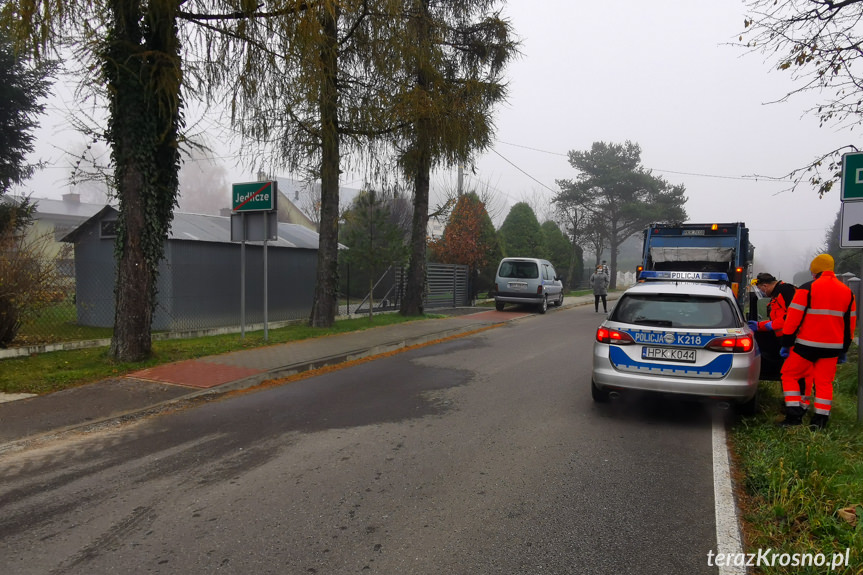 Zderzenie samochodu ze śmieciarką w Jedliczu