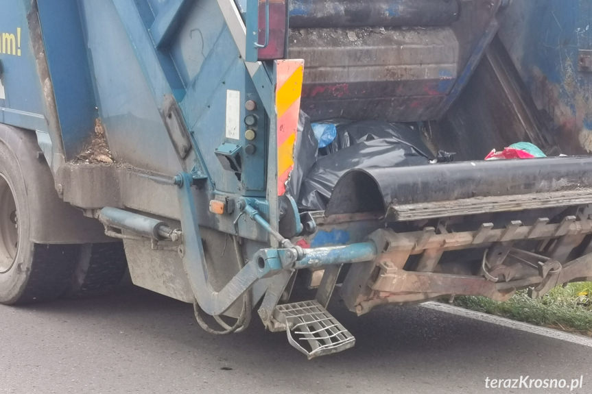 Zderzenie samochodu ze śmieciarką w Jedliczu