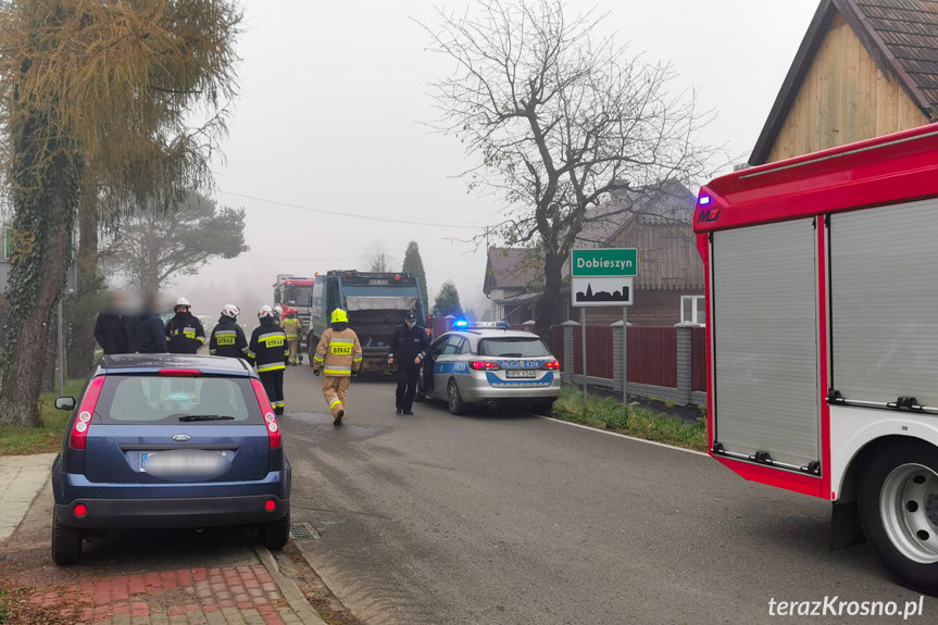 Zderzenie samochodu ze śmieciarką w Jedliczu