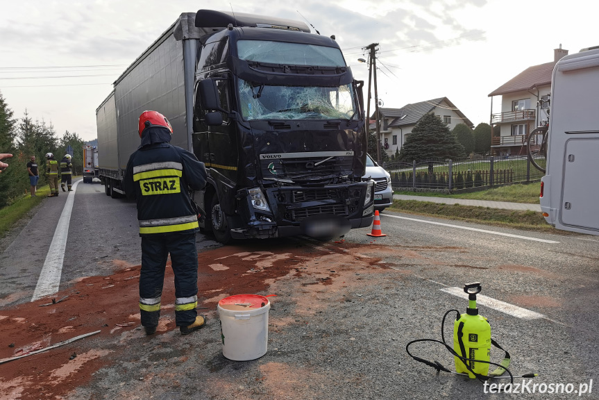 Zderzenie trzech samochodów ciężarowych w Tylawie