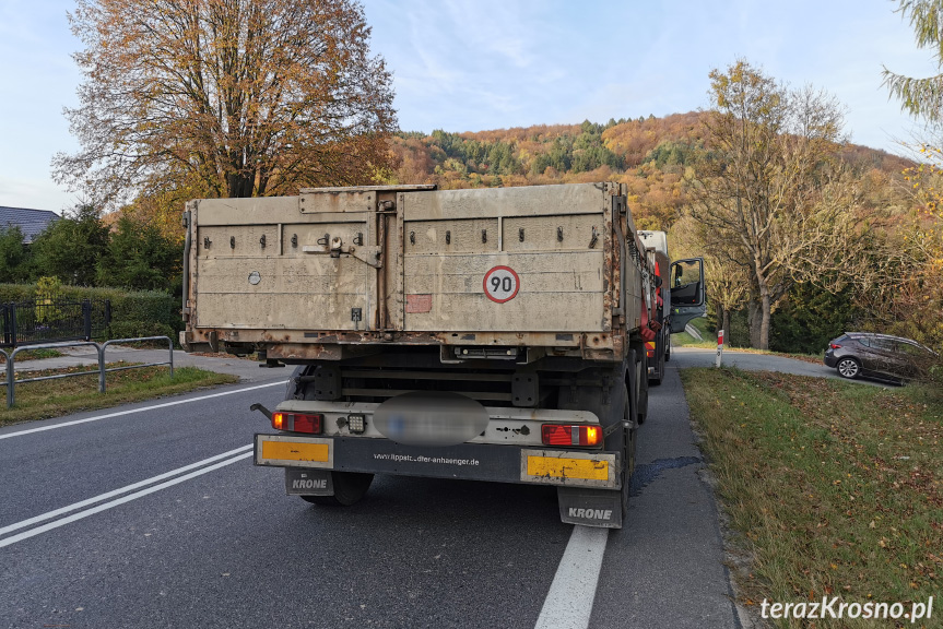 Zderzenie trzech samochodów ciężarowych w Tylawie