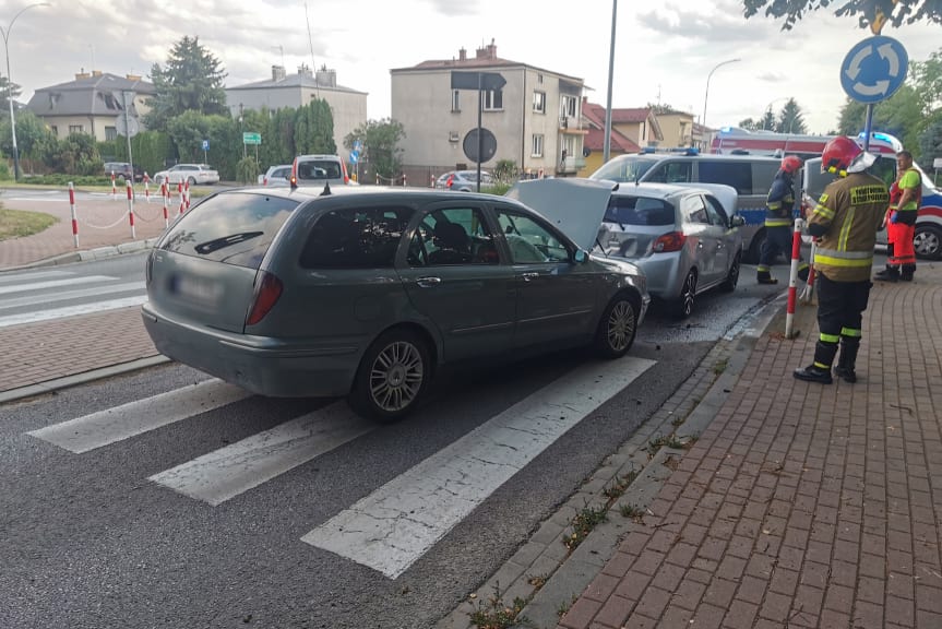 Zderzenie trzech samochodów na rondzie Zawodzie