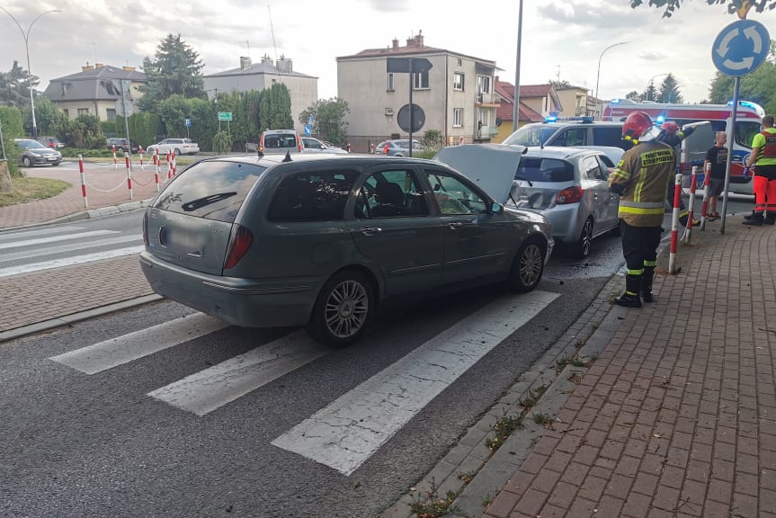 Zderzenie trzech samochodów na rondzie Zawodzie