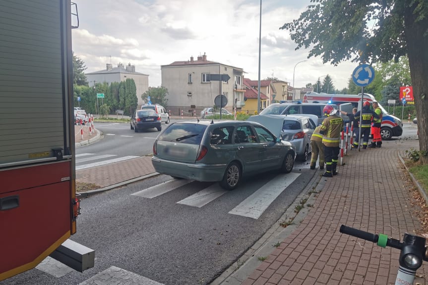 Zderzenie trzech samochodów na rondzie Zawodzie