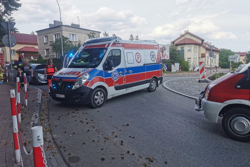 Zderzenie trzech samochodów na rondzie Zawodzie