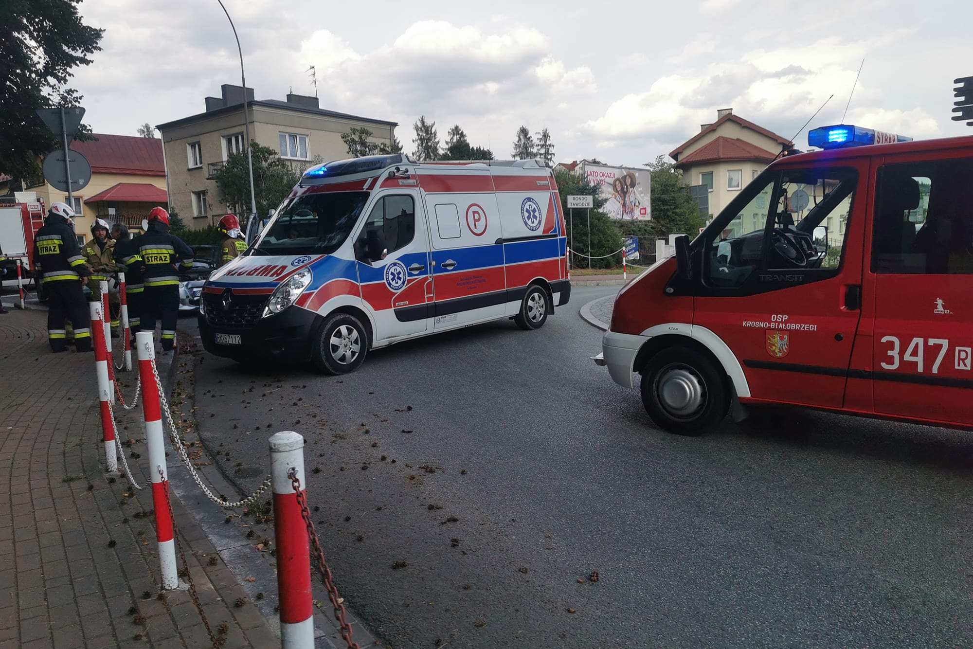 Zderzenie trzech samochodów na rondzie Zawodzie