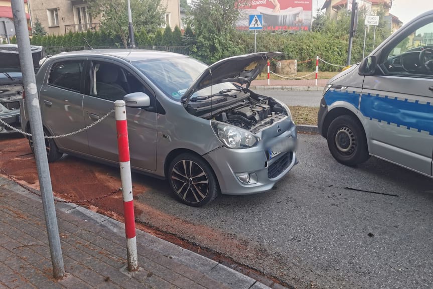 Zderzenie trzech samochodów na rondzie Zawodzie