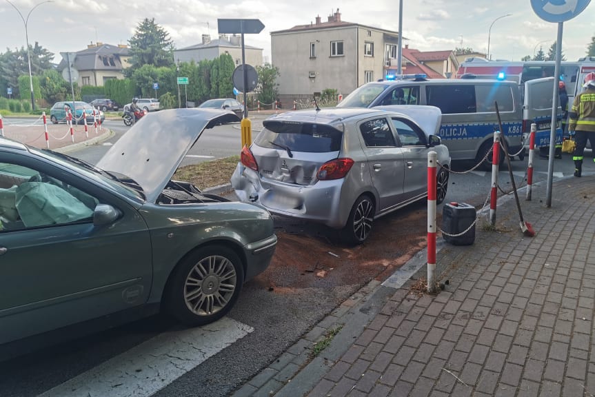 Zderzenie trzech samochodów na rondzie Zawodzie