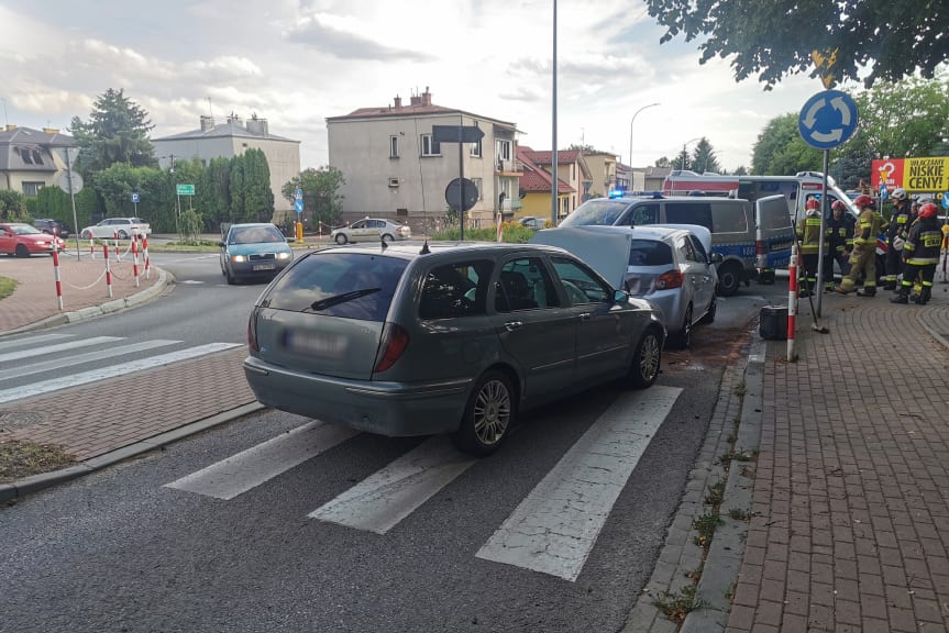 Zderzenie trzech samochodów na rondzie Zawodzie