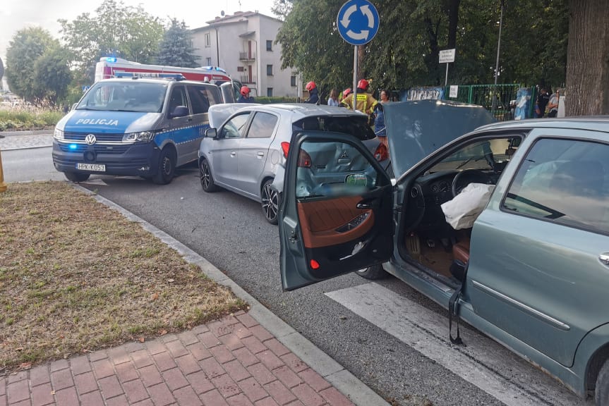 Zderzenie trzech samochodów na rondzie Zawodzie