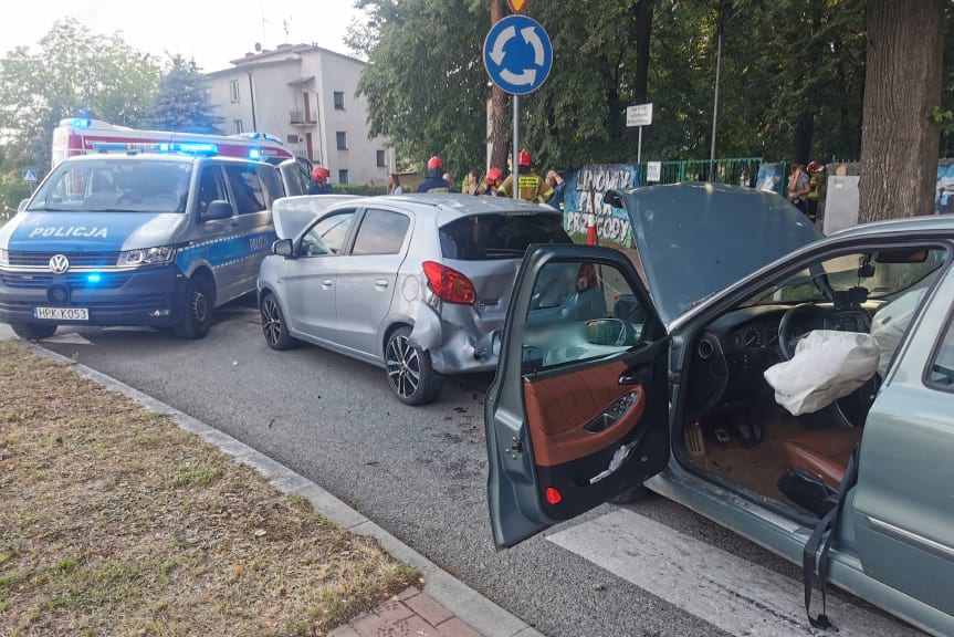 Zderzenie trzech samochodów na rondzie Zawodzie