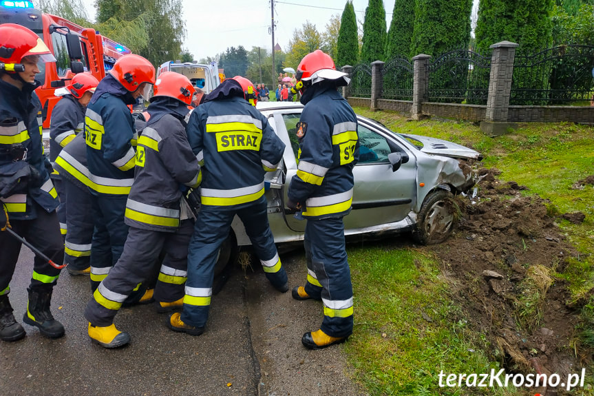 Żeglce. Samochód wjechał do rowu