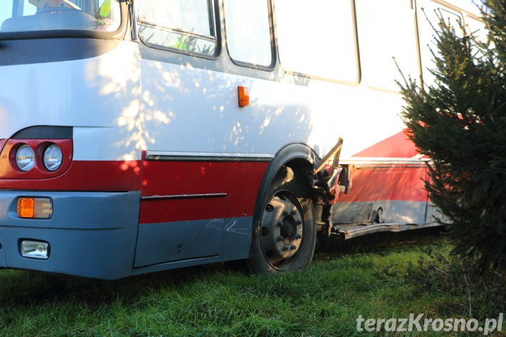 Zderzenie autobusu z samochodem osobowym w Ustrobnej