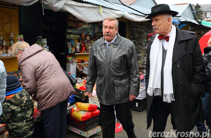 Janusz Korwin-Mikke w Krośnie na placu targowym