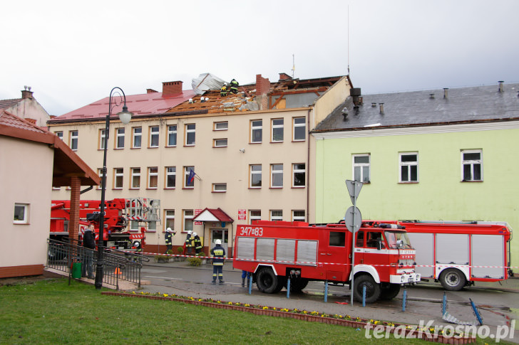 Zerwany dach na Urzędzie Gminy w Korczynie