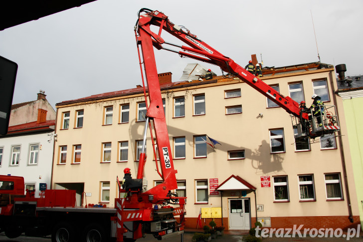 Zerwany dach na Urzędzie Gminy w Korczynie