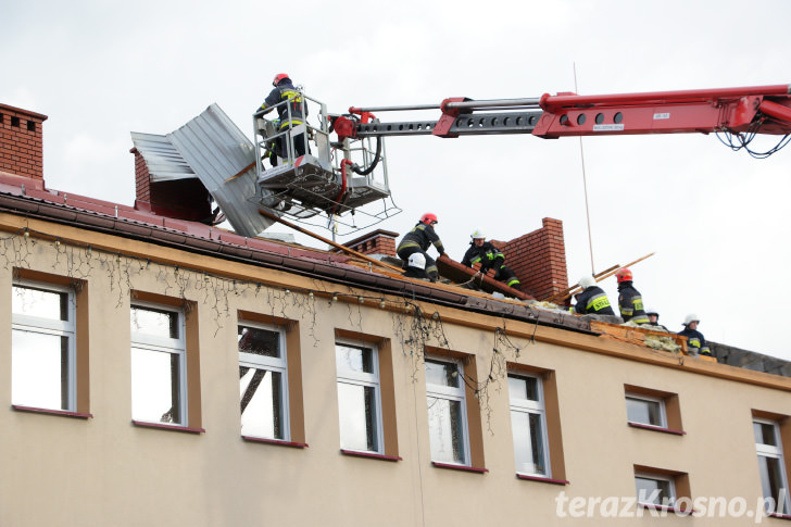 Zerwany dach na Urzędzie Gminy w Korczynie