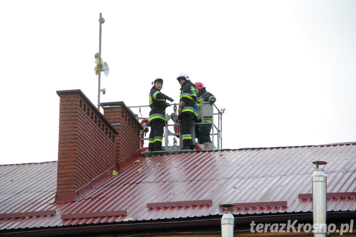 Zerwany dach na Urzędzie Gminy w Korczynie