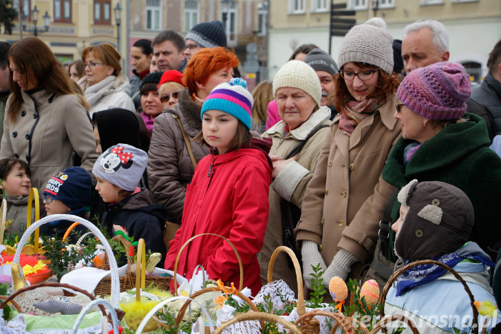 Święcenie pokarmów na Rynku w Krośnie