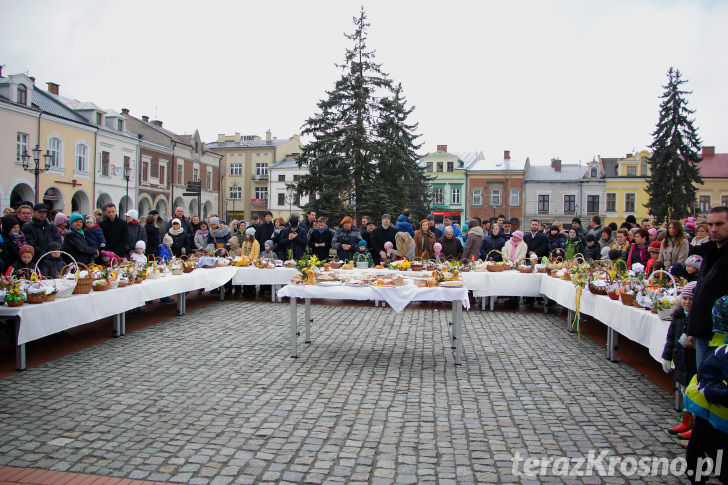 Święcenie pokarmów na Rynku w Krośnie