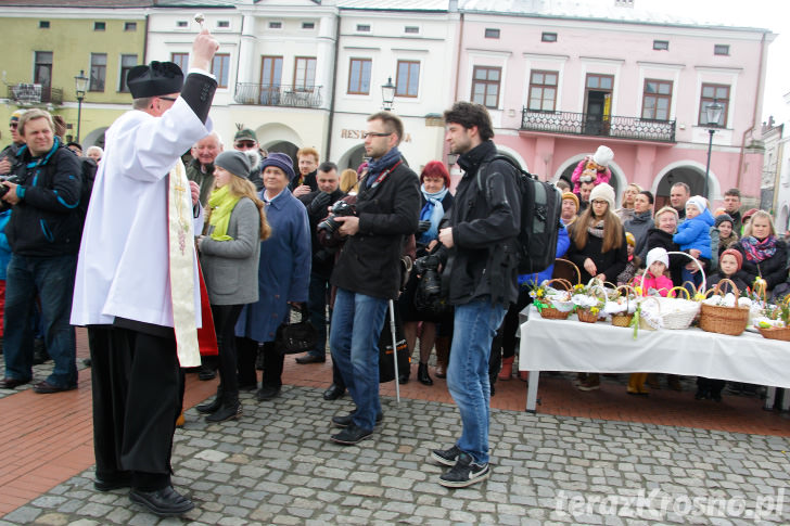 Święcenie pokarmów na Rynku w Krośnie