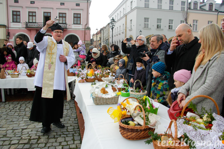 Święcenie pokarmów na Rynku w Krośnie