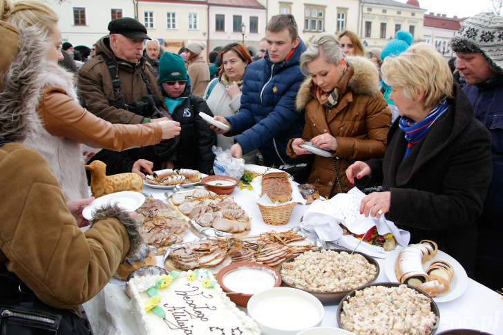 Święcenie pokarmów na Rynku w Krośnie