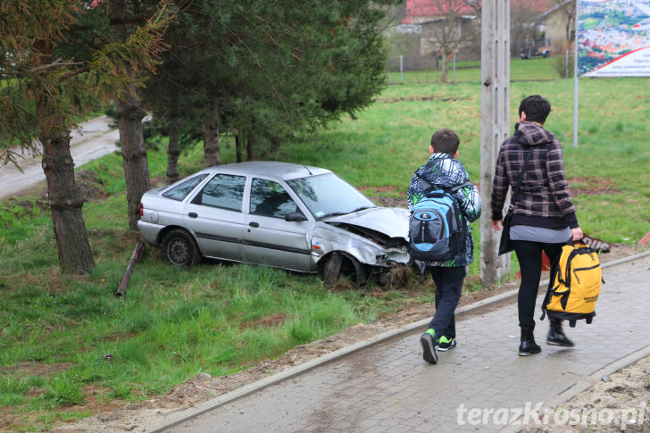 Zasnął i na łuku drogi zjechał do rowu