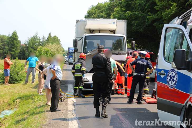 Wypadek w Moderówce, ciężarówka zmiażdżyła Fiata